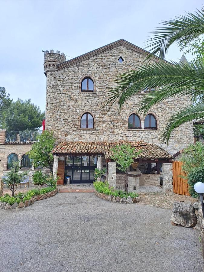 Hotel Lo Smeraldo Roccavivara Exteriör bild