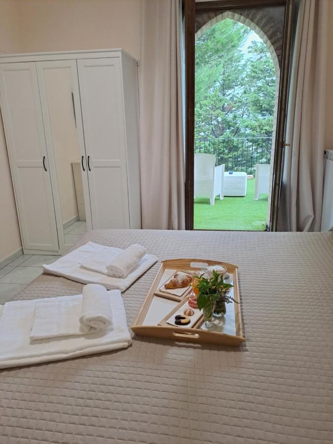 Hotel Lo Smeraldo Roccavivara Exteriör bild