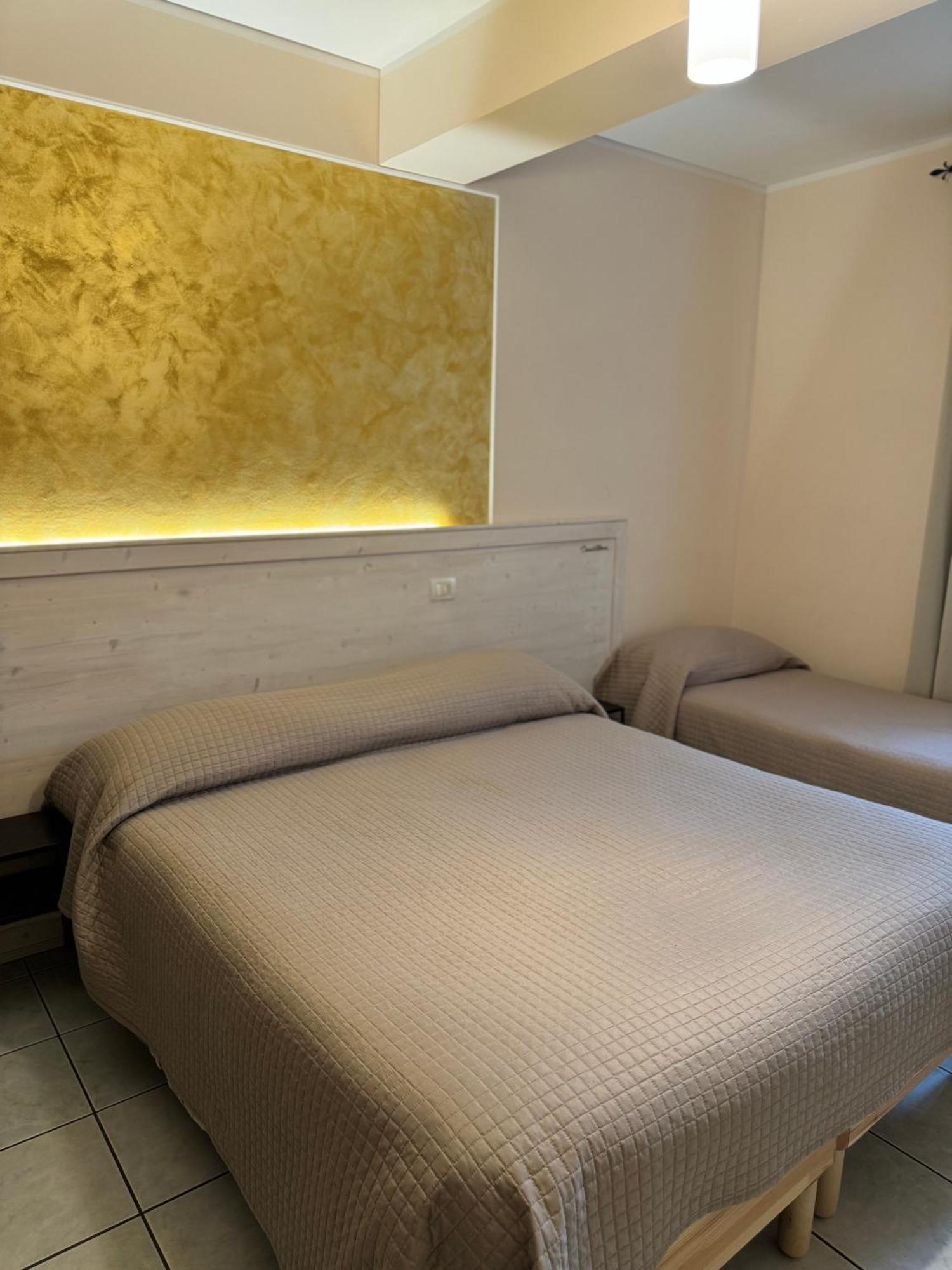 Hotel Lo Smeraldo Roccavivara Exteriör bild